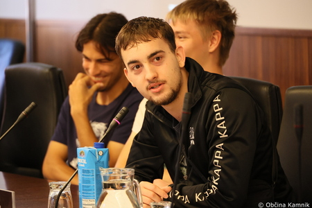 Kamniške dijakinje in dijaki v vlogi občinskih svetnikov na simulaciji odločanja (14)
